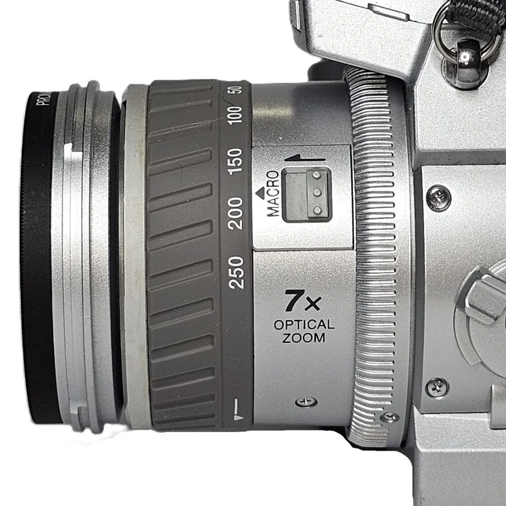 Konica Minolta DiMage 5 3.3 Mega Pixels 7x Optical Zoom Digital Camera POWERS ON